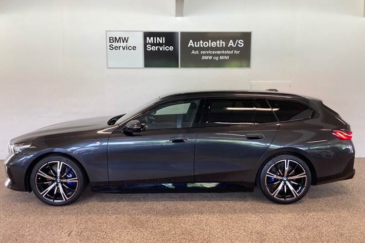 Grå BMW i5 fra 2025