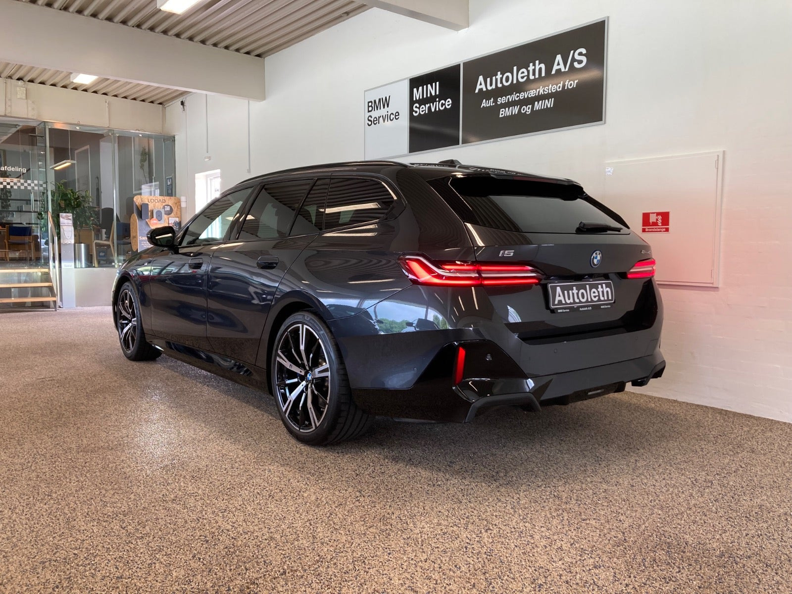 Grå BMW i5 fra 2025