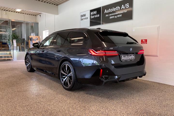 Grå BMW i5 fra 2025