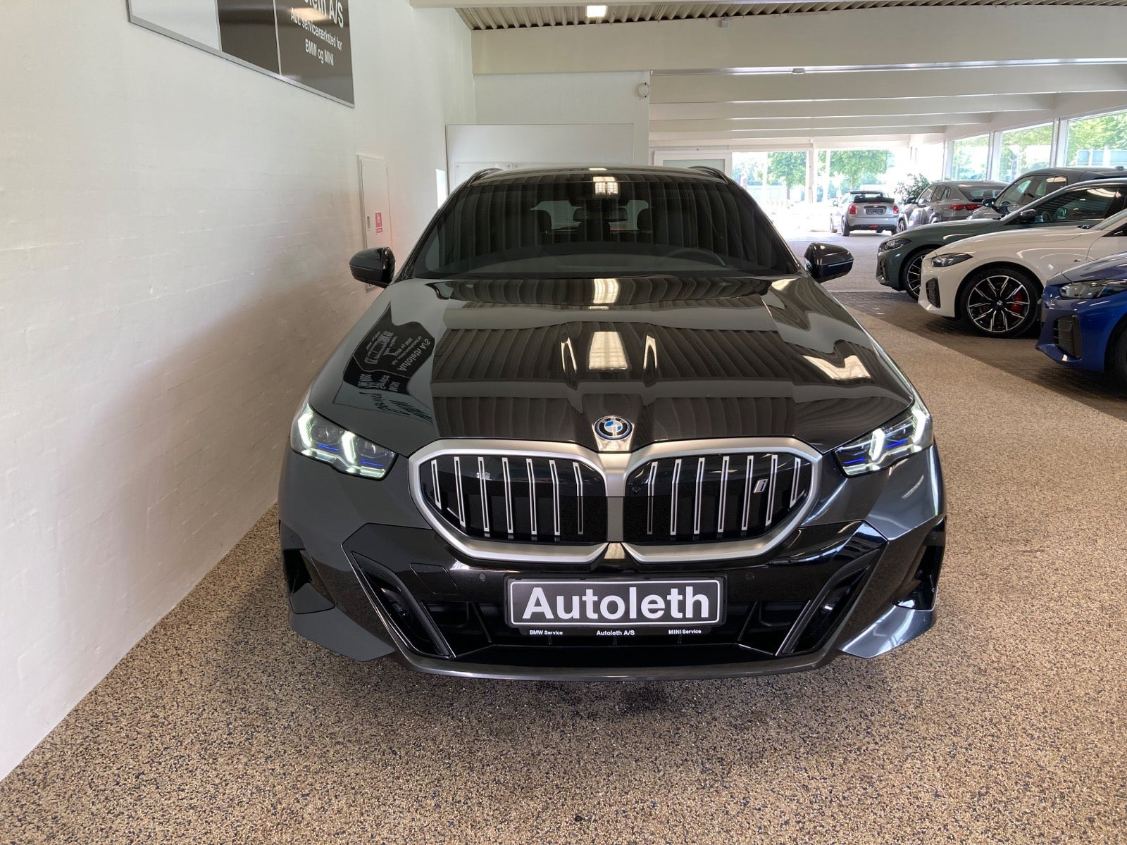 Grå BMW i5 fra 2025