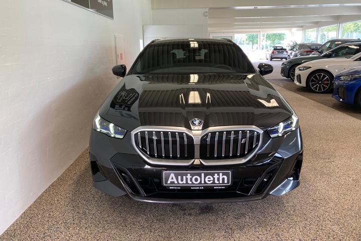 Grå BMW i5 fra 2025