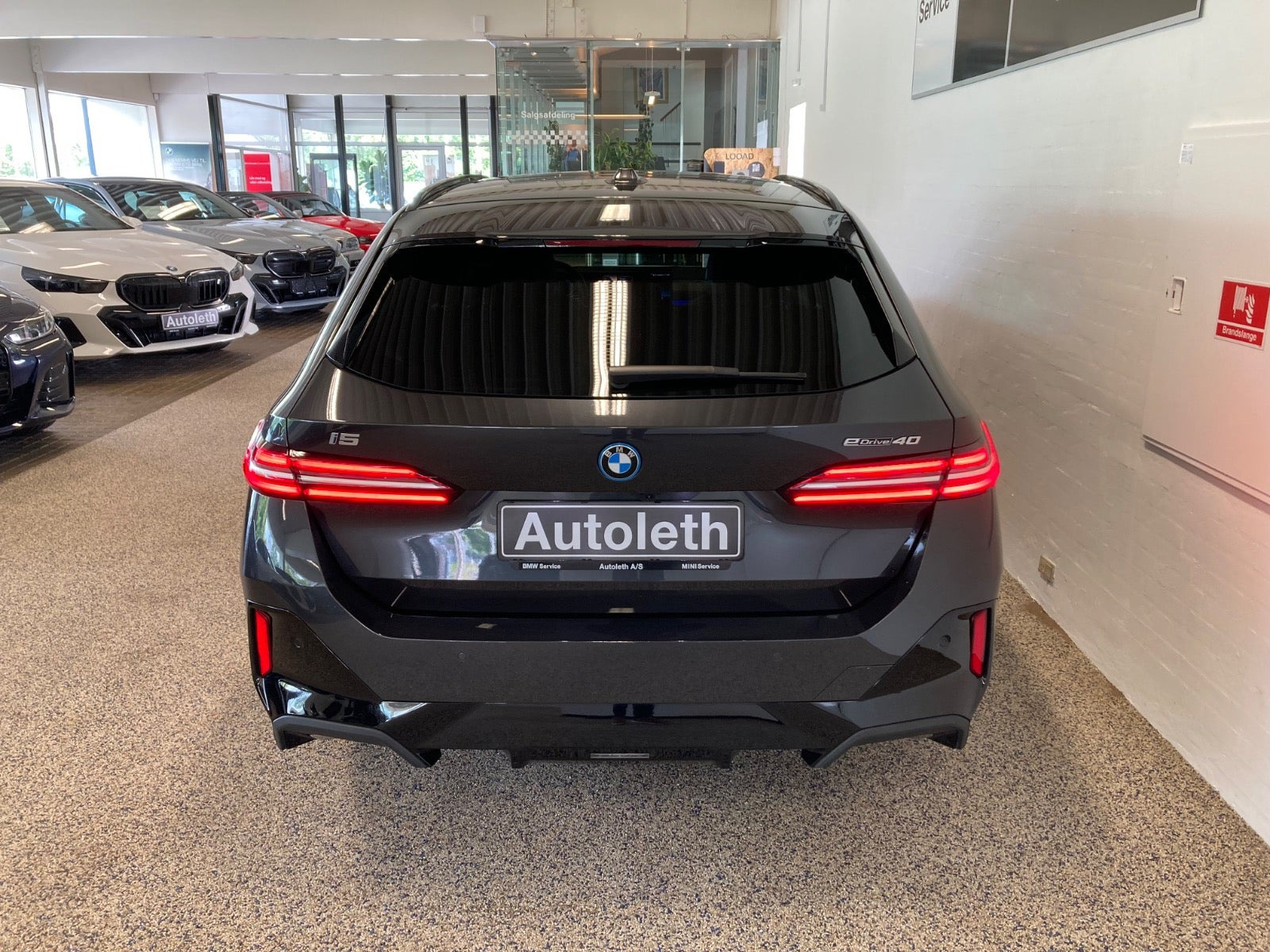Grå BMW i5 fra 2025