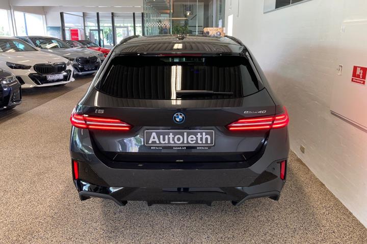 Grå BMW i5 fra 2025
