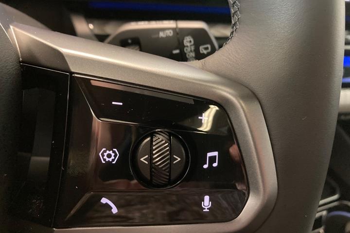 Grå BMW i5 fra 2025