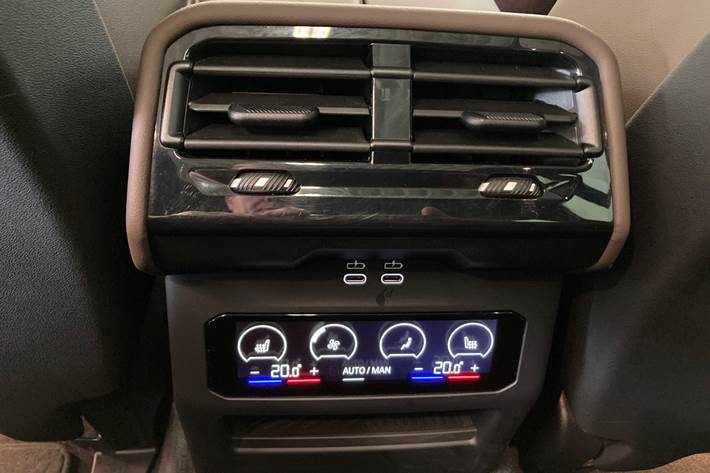 Grå BMW i5 fra 2025