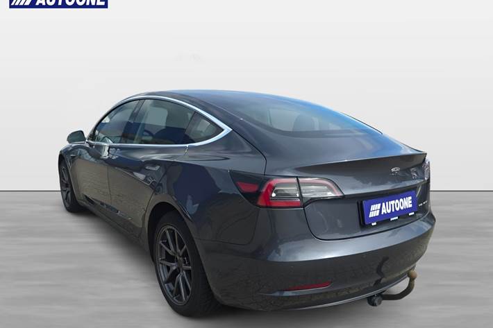 Grå Tesla Model 3 fra 2019