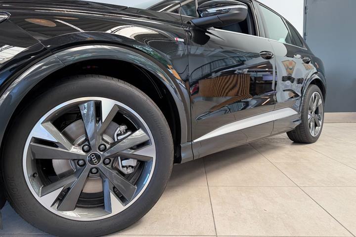 Sort Audi Q4 e-tron fra 2026