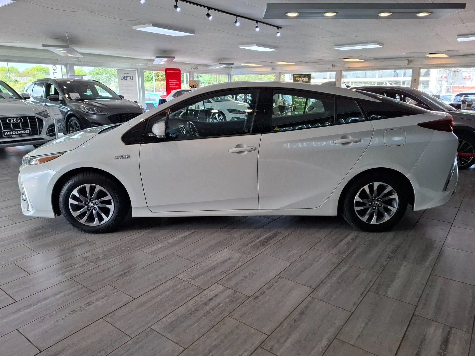 Hvid Toyota Prius fra 2019