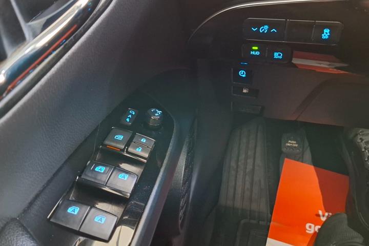Hvid Toyota Prius fra 2019