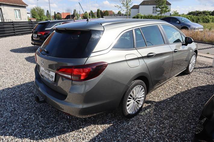 Grå Opel Astra fra 2019