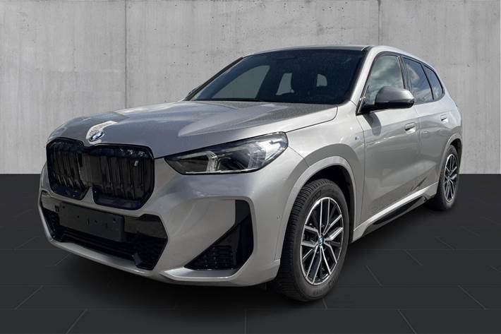 Sølv BMW iX1 fra 2023 set udefra