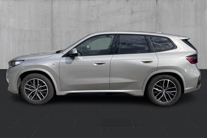 Sølv BMW iX1 fra 2023