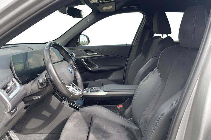 Sølv BMW iX1 fra 2023