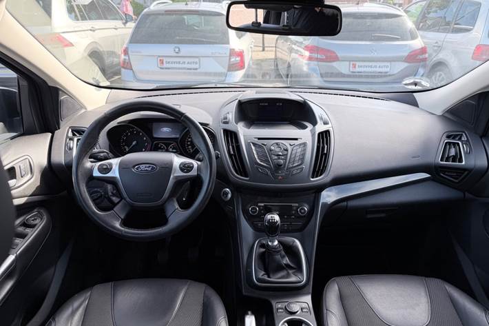 Sort Ford Kuga fra 2016