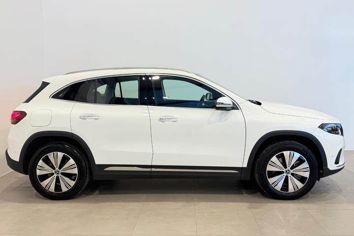 Hvid Mercedes EQA300 fra 2024
