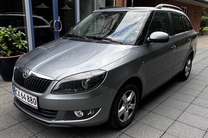 Grå Skoda Fabia fra 2013