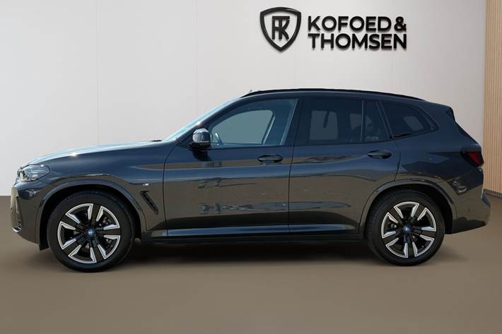 Grå BMW iX3 fra 2025