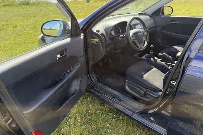 Blå Hyundai i30 fra 2008