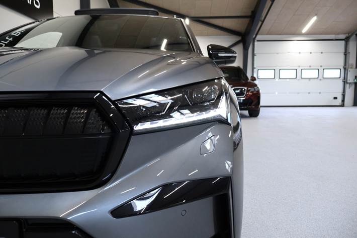 Grå Skoda Enyaq fra 2023