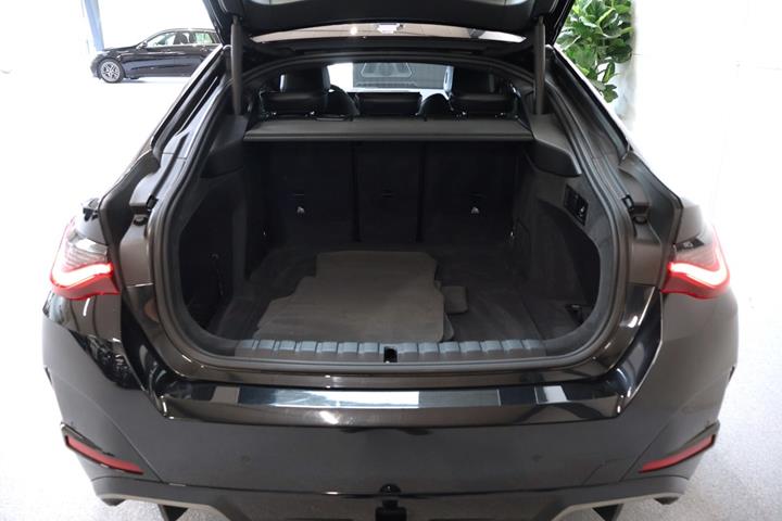 Sort BMW i4 fra 2023