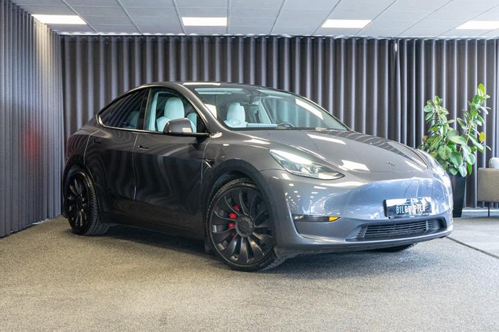 Grå Tesla Model Y fra 2022 set udefra