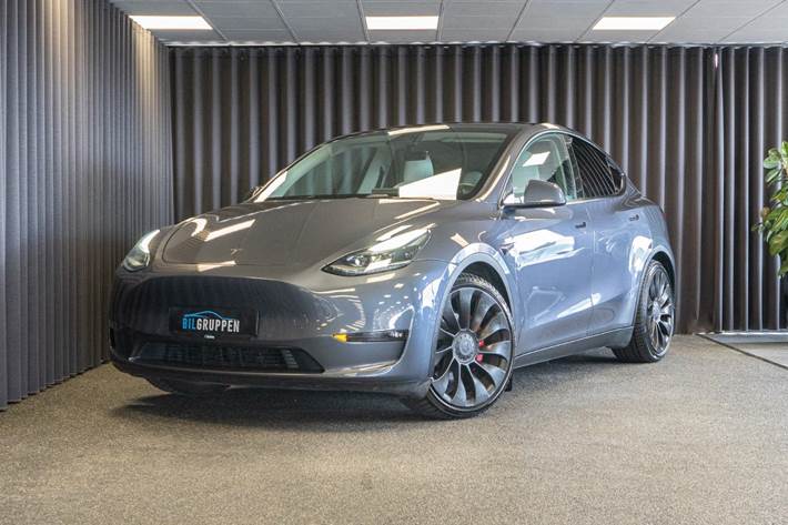 Grå Tesla Model Y fra 2022