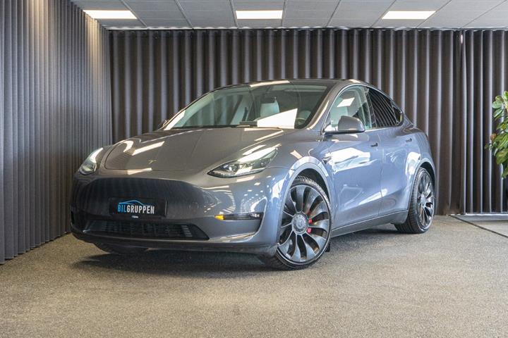 Grå Tesla Model Y fra 2022