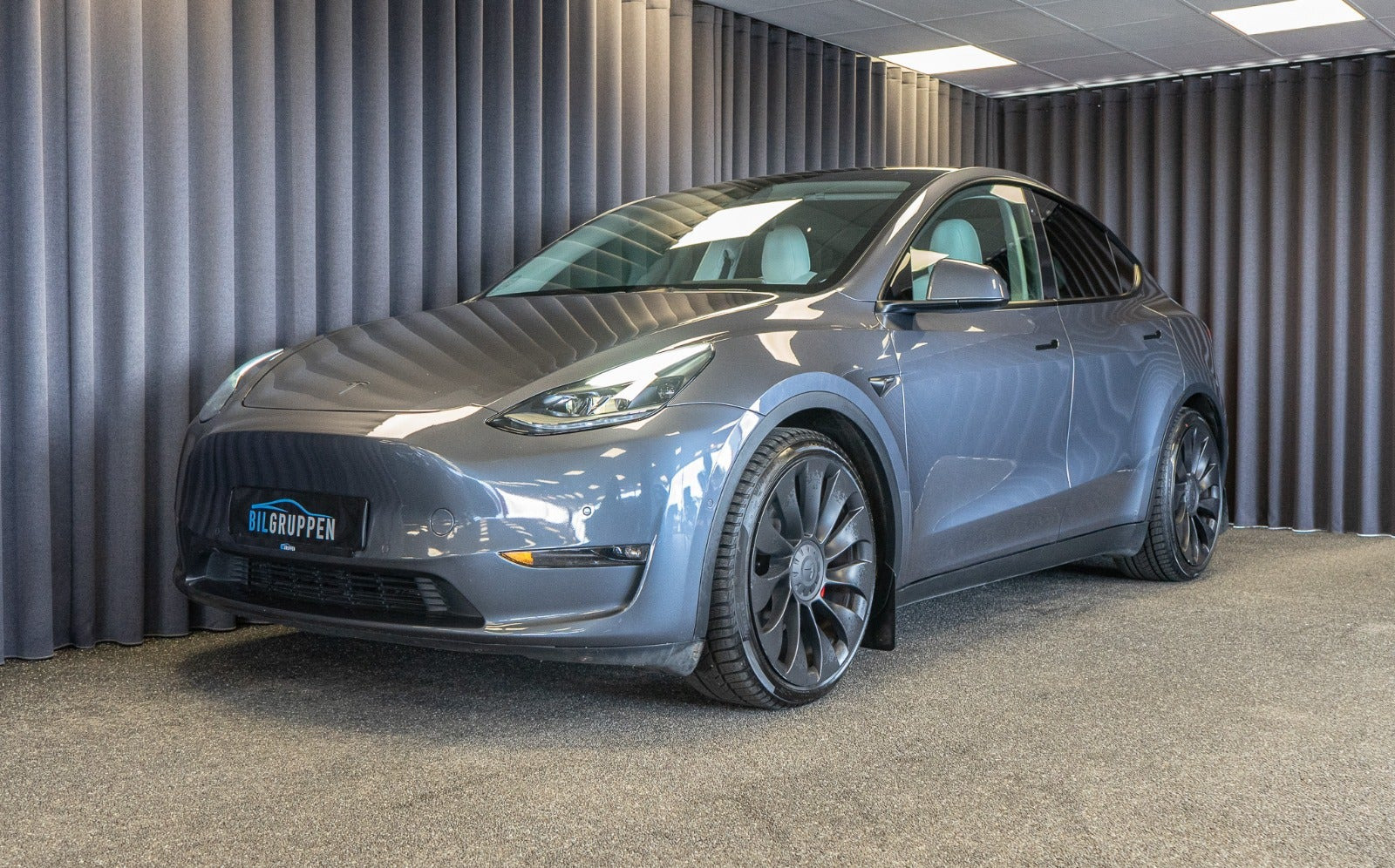 Grå Tesla Model Y fra 2022