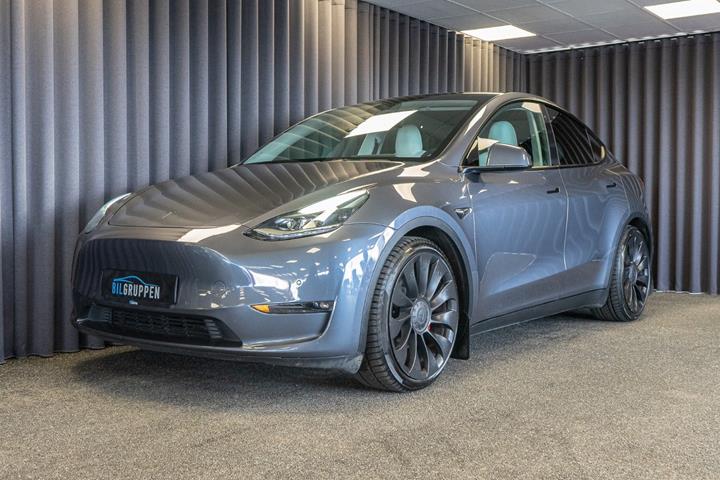 Grå Tesla Model Y fra 2022