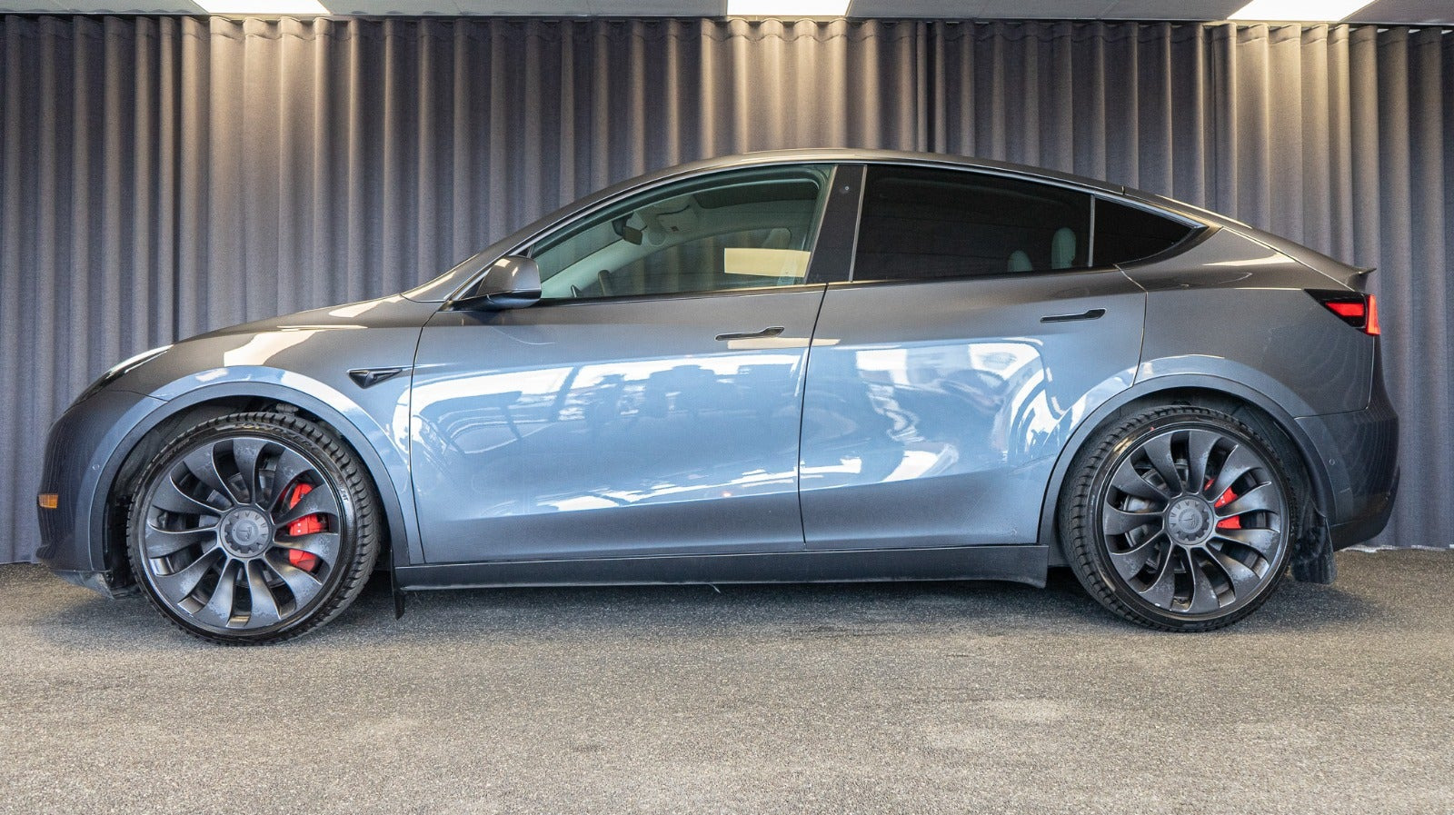 Grå Tesla Model Y fra 2022