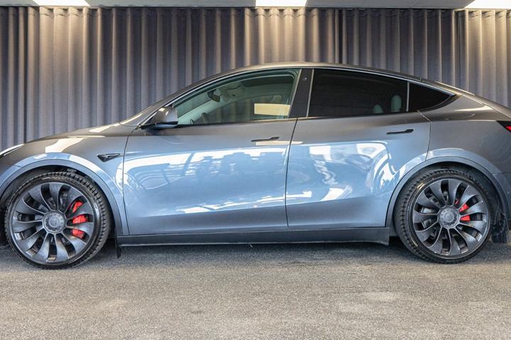 Grå Tesla Model Y fra 2022