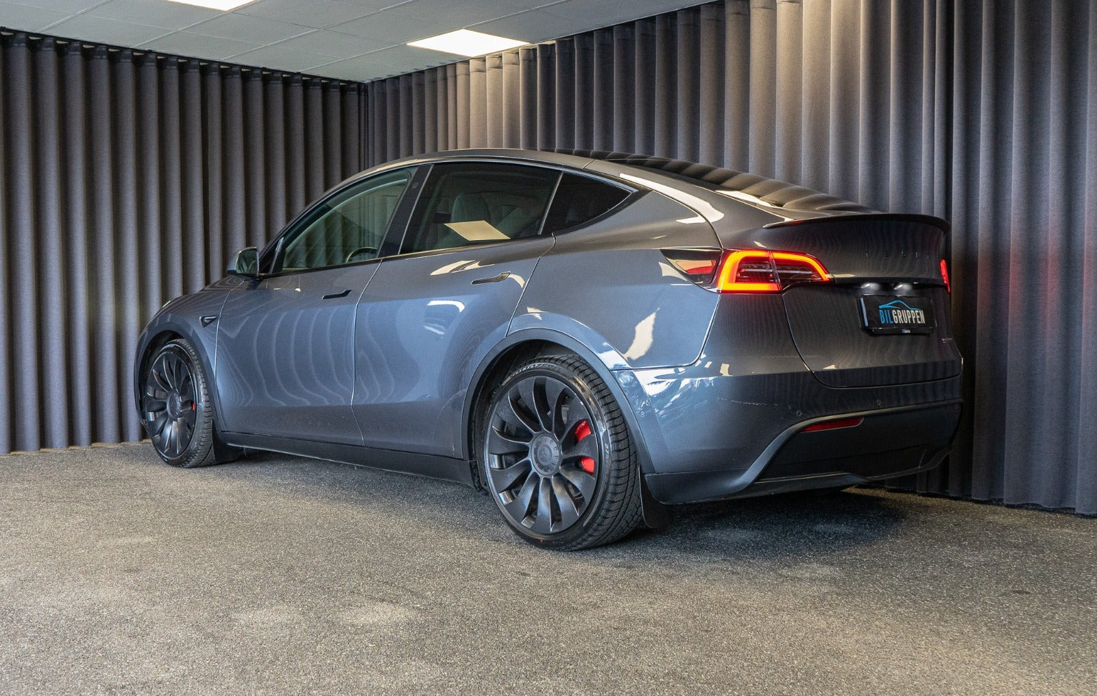 Grå Tesla Model Y fra 2022