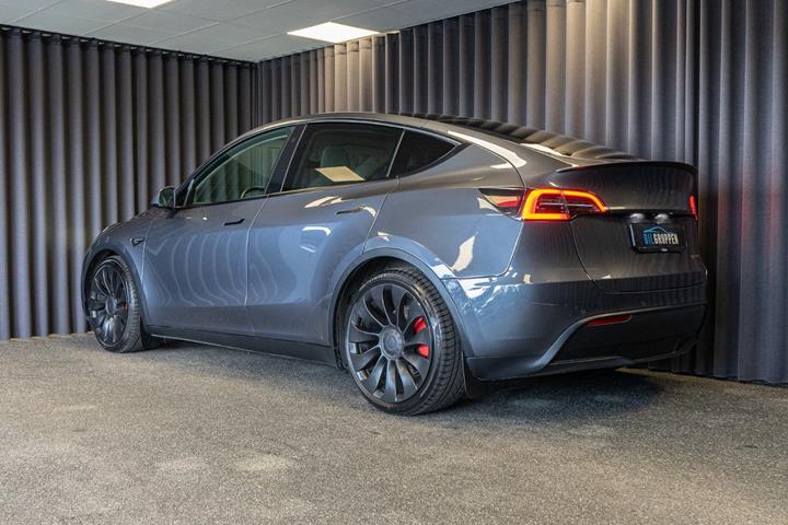Grå Tesla Model Y fra 2022