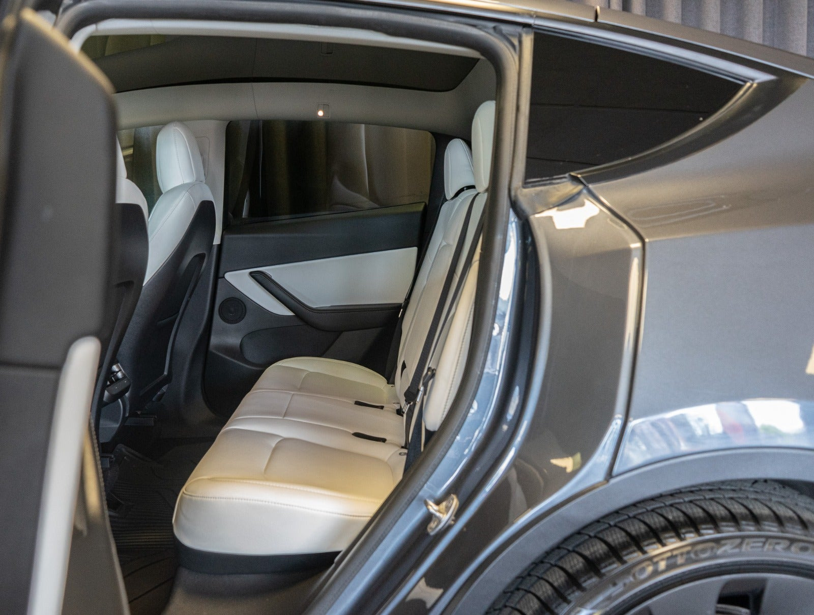 Grå Tesla Model Y fra 2022