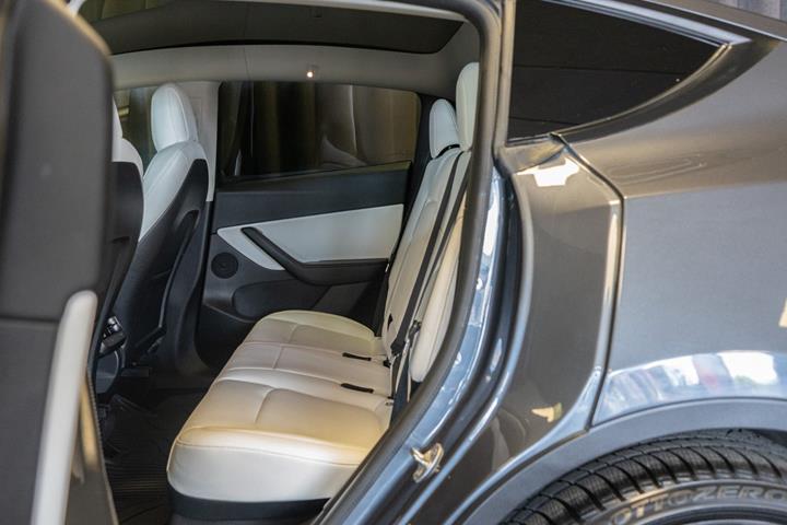 Grå Tesla Model Y fra 2022