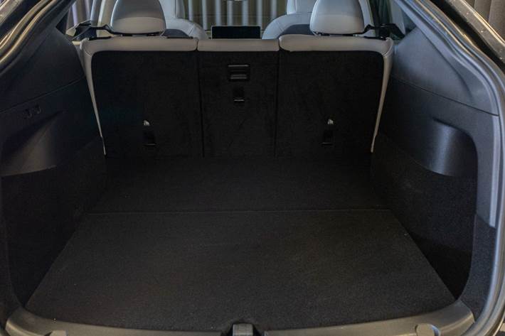 Grå Tesla Model Y fra 2022