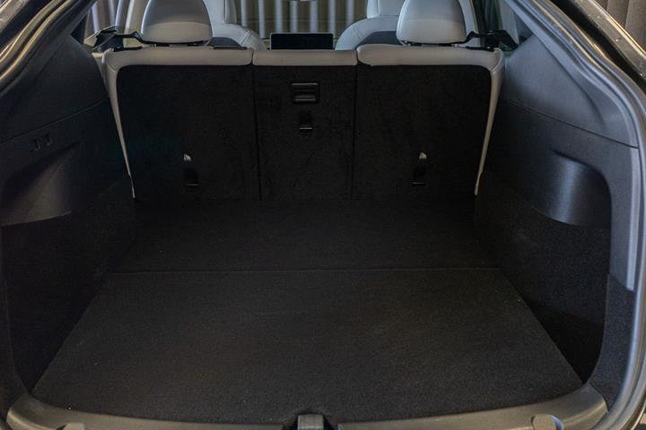 Grå Tesla Model Y fra 2022