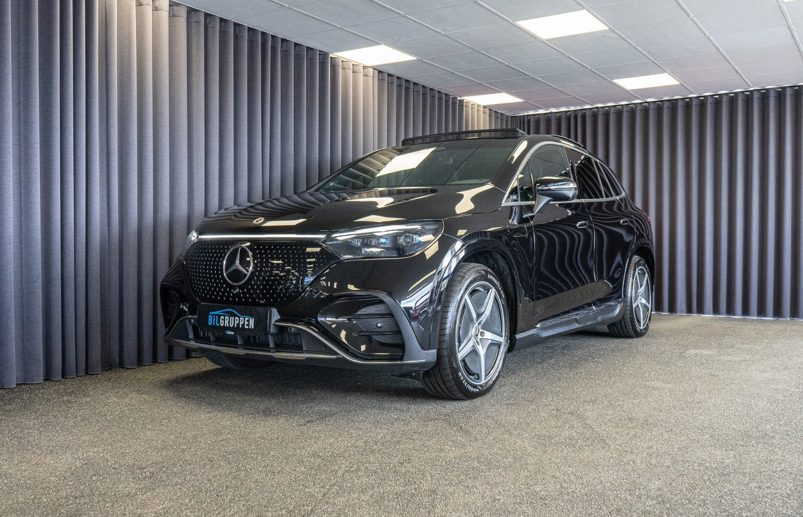 Sort Mercedes EQE350 SUV fra 2025