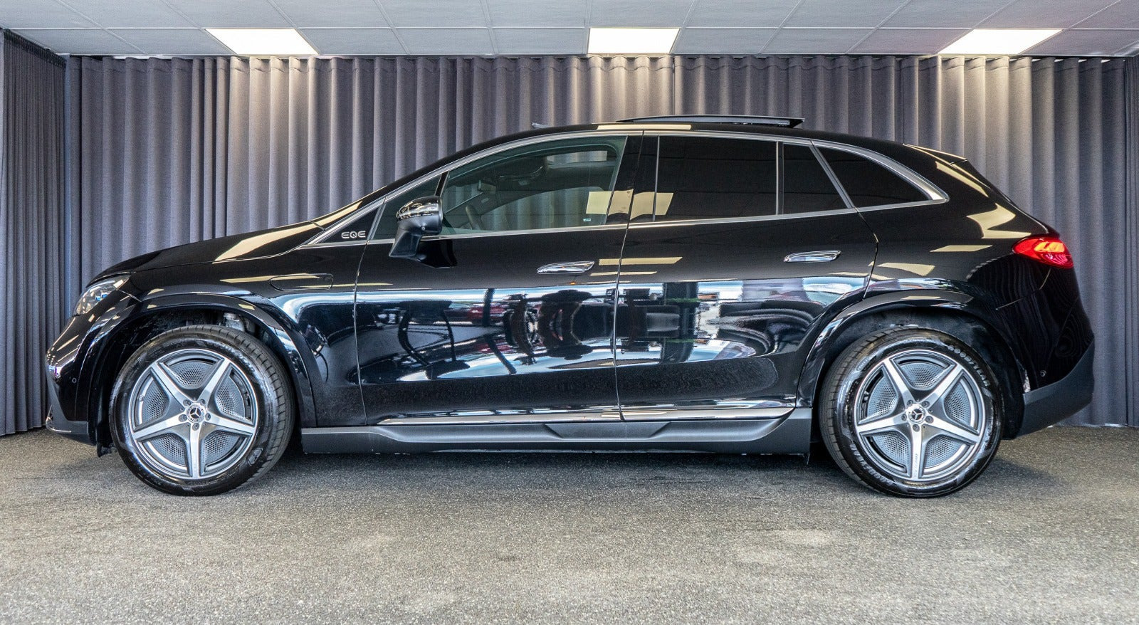 Sort Mercedes EQE350 SUV fra 2025