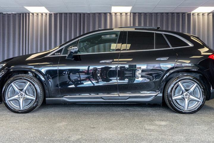 Sort Mercedes EQE350 SUV fra 2025