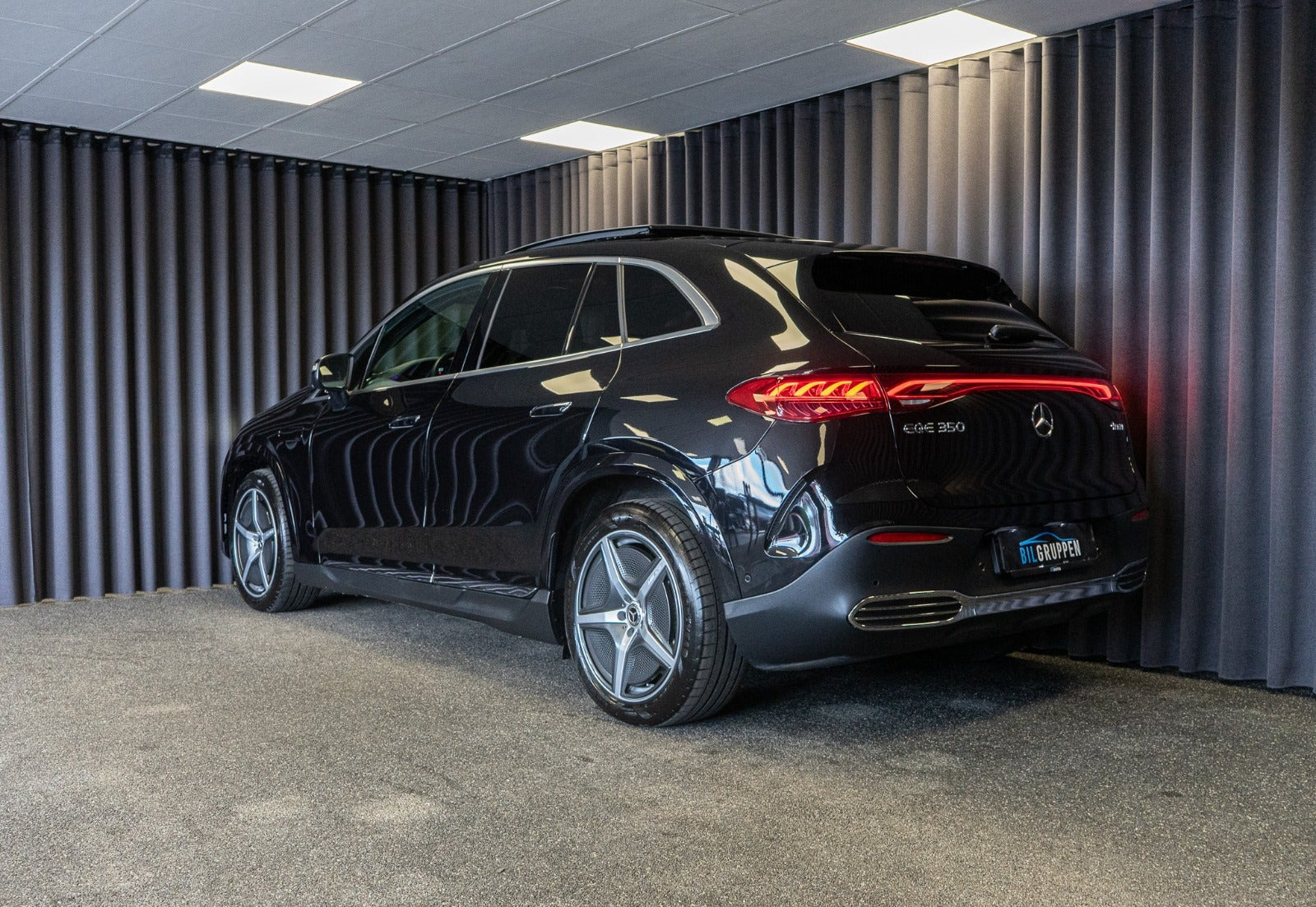 Sort Mercedes EQE350 SUV fra 2025