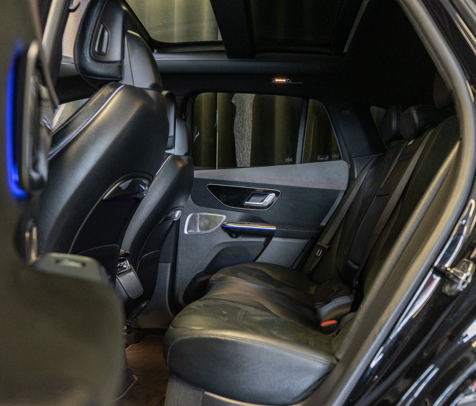 Sort Mercedes EQE350 SUV fra 2025
