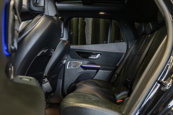 Sort Mercedes EQE350 SUV fra 2025