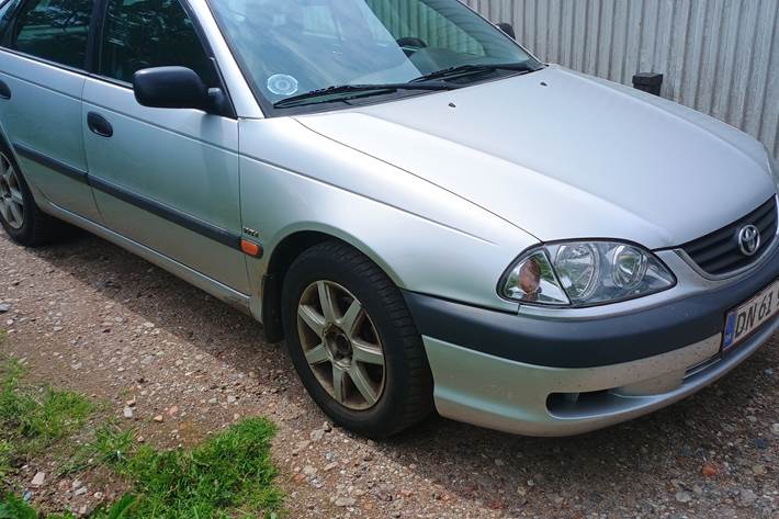 Grå Toyota Avensis fra 2001