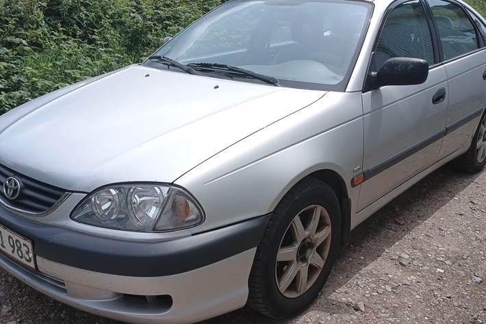 Grå Toyota Avensis fra 2001