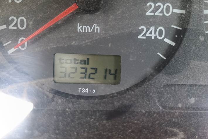 Grå Toyota Avensis fra 2001