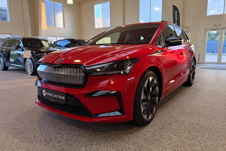 Rød Skoda Enyaq fra 2022 set udefra