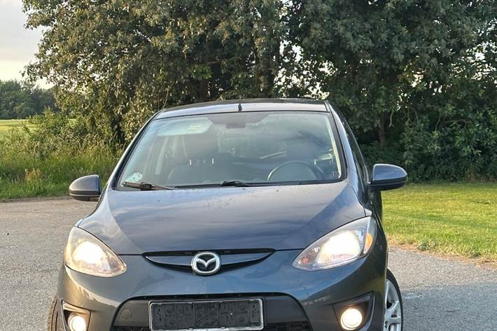 Grå Mazda 2 fra 2008