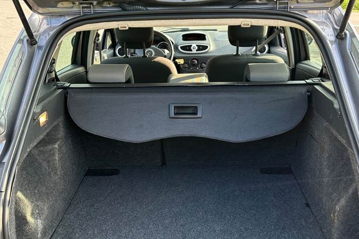 Grå Renault Clio III fra 2012