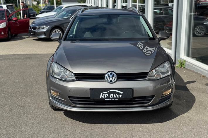 Grå VW Golf VII fra 2017